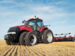 Надійність техніки CASE у сільському господарстві огляд трактора з двигуном Cummins